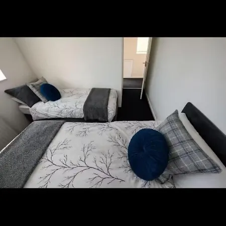 Spacious, Roundhay, Ls8, Parking X 2, Sleeps 6 Vakantiehuis *