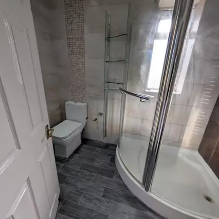 Spacious, Roundhay, Ls8, Parking X 2, Sleeps 6 Holiday home