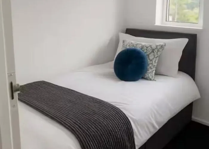 Spacious, Roundhay, Ls8, Parking X 2, Sleeps 6 * Leeds (West Yorkshire)