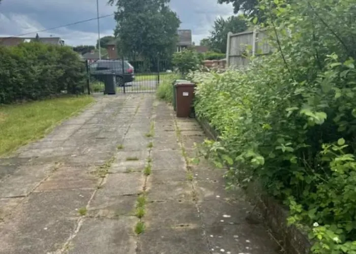 Holiday home Spacious, Roundhay, Ls8, Parking X 2, Sleeps 6 *