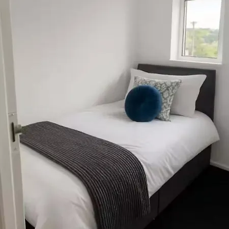 Spacious, Roundhay, Ls8, Parking X 2, Sleeps 6 * Leeds (West Yorkshire)